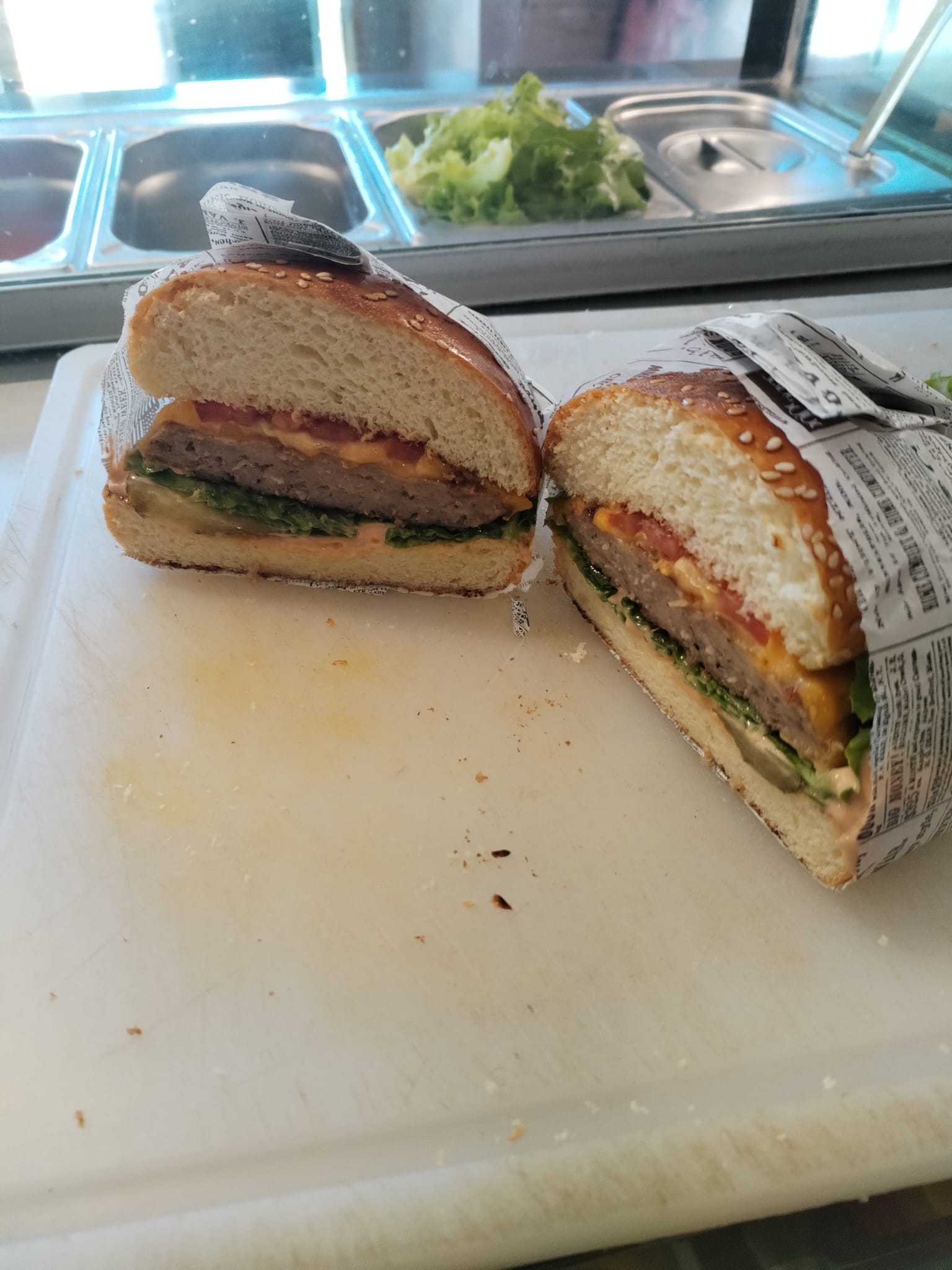 Presjek stvarnog Burger Bar by Art burgera s cheddarom, salatom i umakom