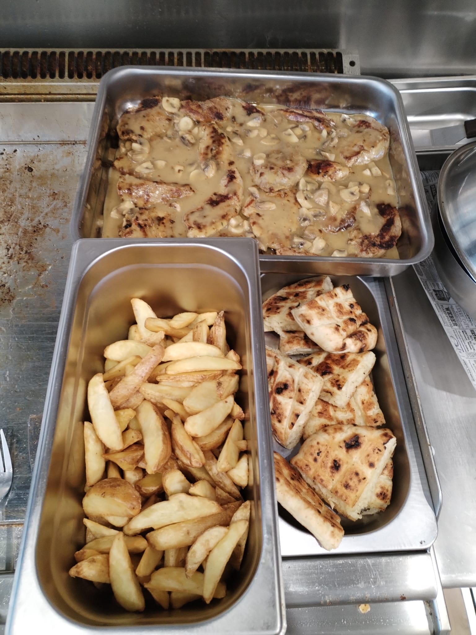 Piletina u umaku, krumpirići i grillano pecivo iz Burger Bara